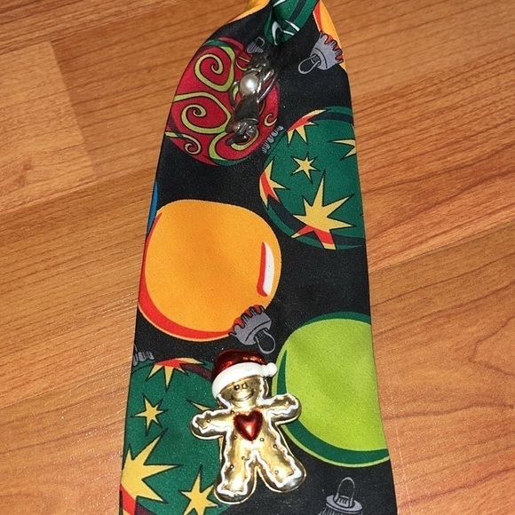 Handmade men’s holiday tie with pins - Picture 4 of 7